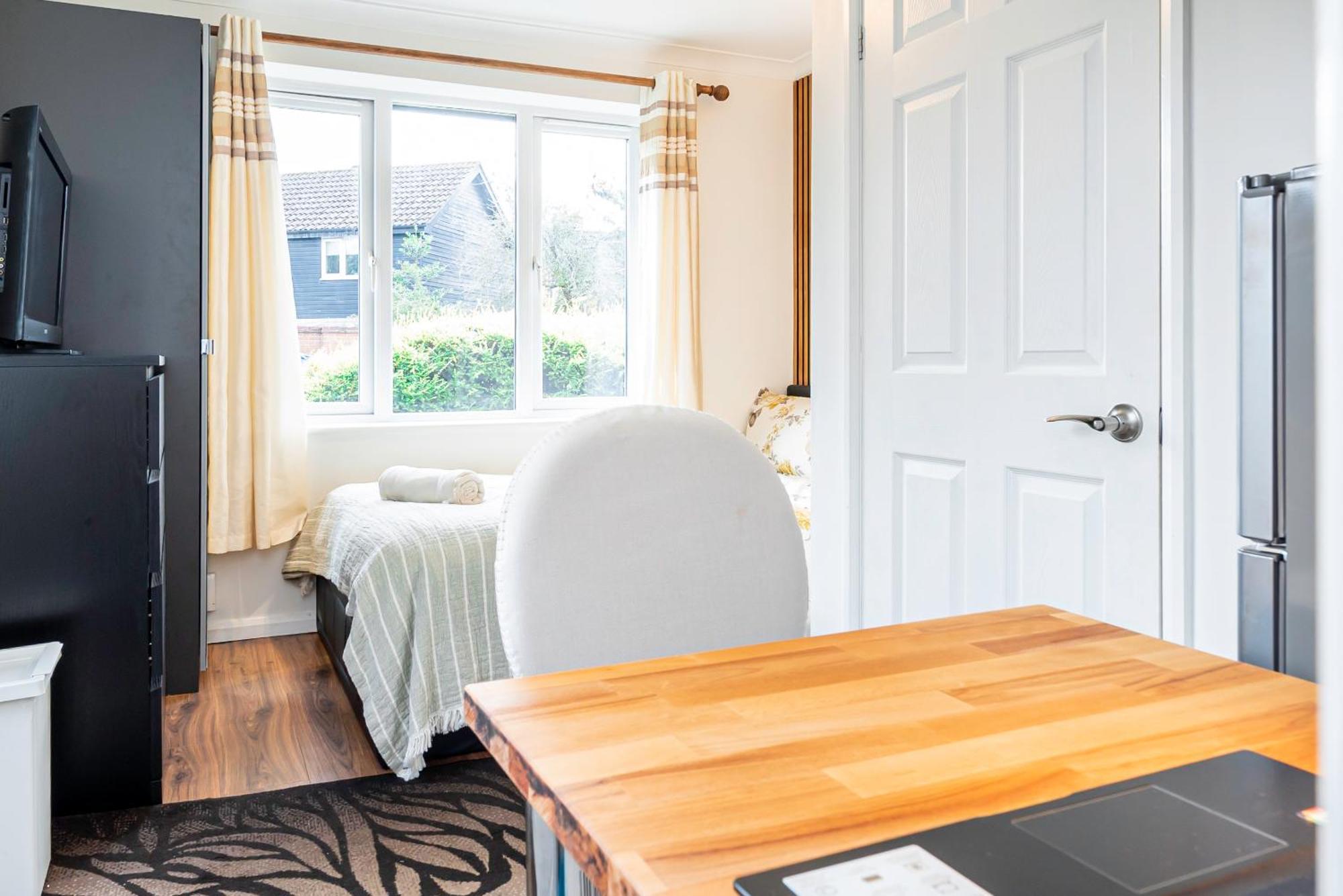 Earley Luxury Ensuite Room With Private Entrance Reading Exterior photo