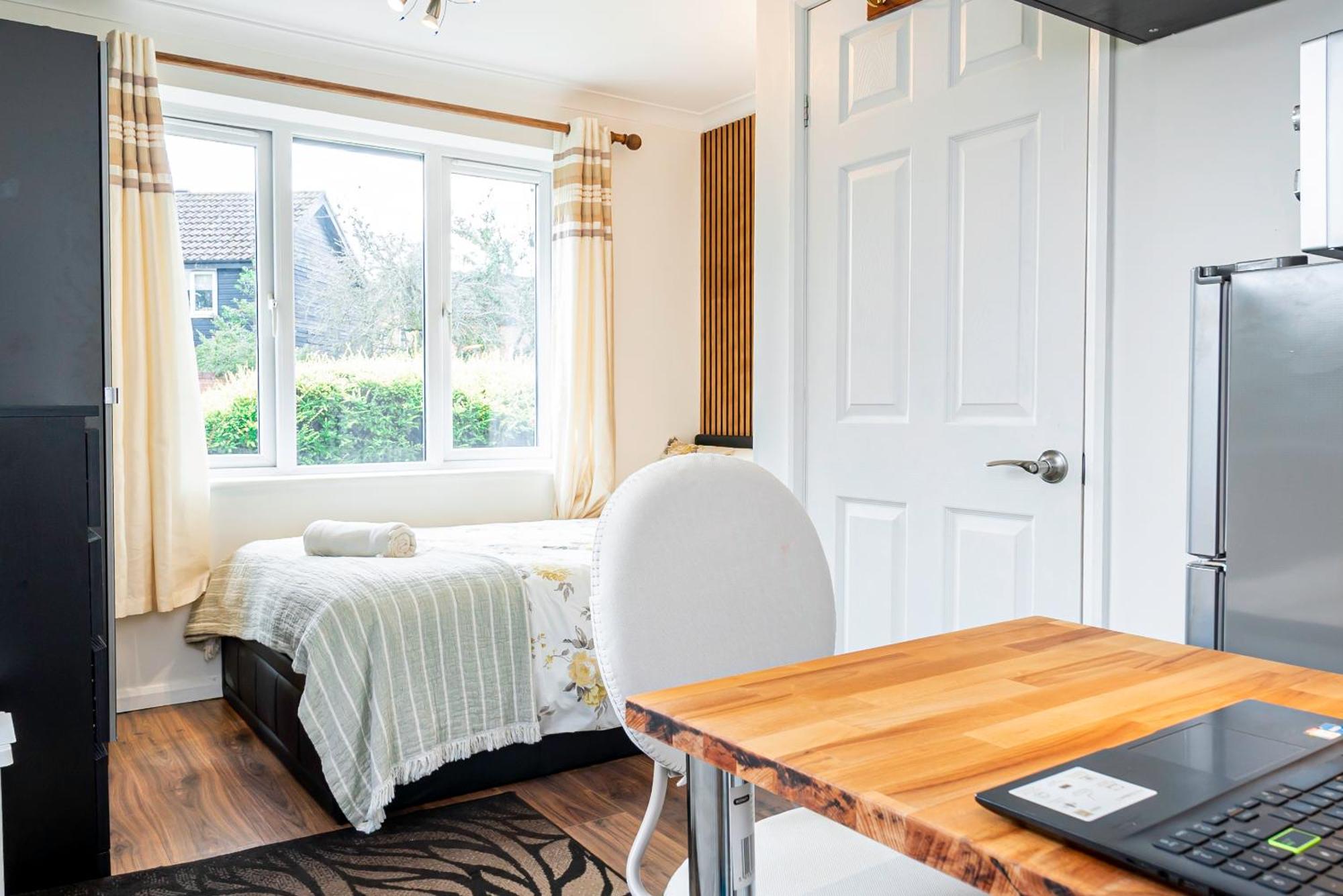 Earley Luxury Ensuite Room With Private Entrance Reading Exterior photo